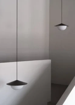 AGO Alley pendellampa, inbyggd LED, liten, träkol