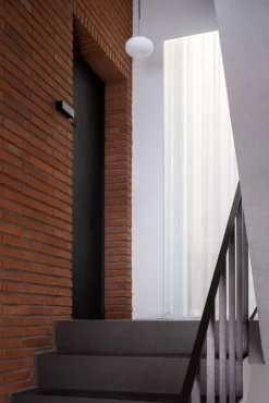 AGO Mozzi pendellampa, dimbar, liten, träkol