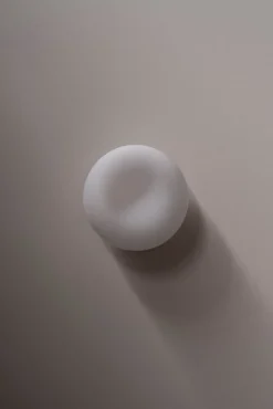 AGO Mozzi tak-/vägglampa, dimbar, liten, äggvit