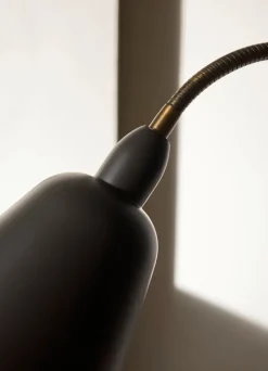 &Tradition Bellevue AJ7 golvlampa, stengrå - bronsfärgad mässing