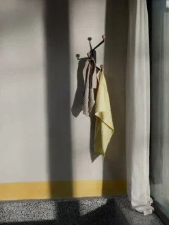 &Tradition Capture SC74 väggkrok, liten, grafit - flerfärgad