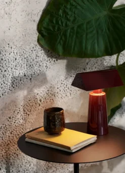 &Tradition Caret MF1 bärbar bordslampa, mörk burgundy