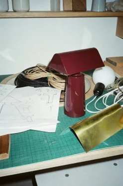 &Tradition Caret MF1 bärbar bordslampa, mörk burgundy