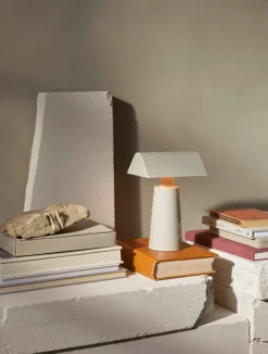 &Tradition Caret MF1 bärbar bordslampa, silkesgrå