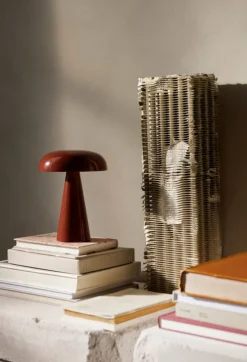 &Tradition Como SC53 bärbar bordslampa, rödbrun