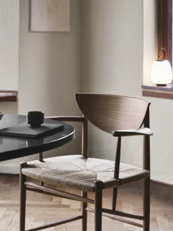 &Tradition Drawn HM4 stol, oljad valnöt