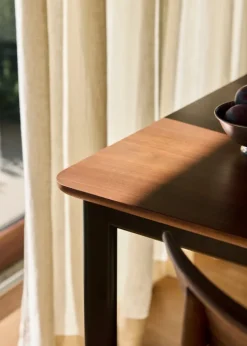 &Tradition Drip HW115 matbord, 143 x 83 cm, lackerad valnöt - svart