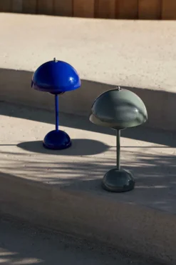 &Tradition Flowerpot VP9 bärbar bordslampa, koboltblå