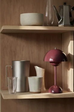 &Tradition Flowerpot VP9 bärbar bordslampa, mörklila