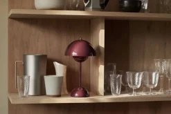 &Tradition Flowerpot VP9 bärbar bordslampa, mörklila