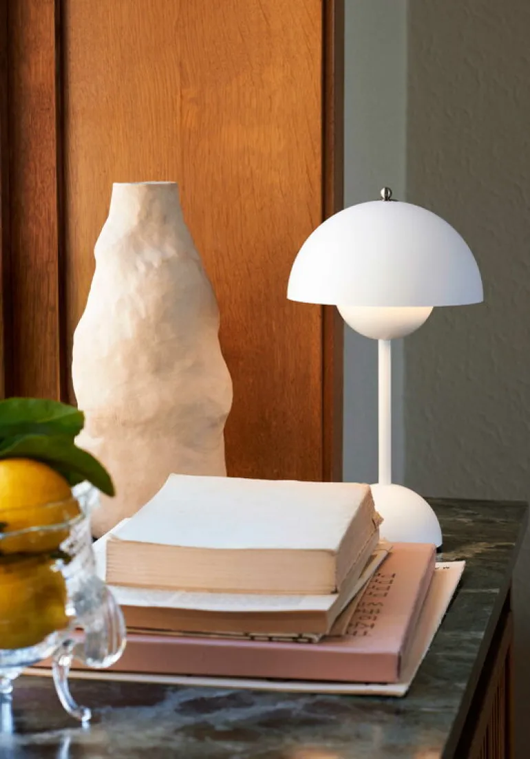 &Tradition Flowerpot VP9 bärbar bordslampa, matt vit