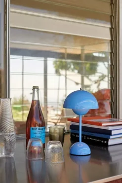 &Tradition Flowerpot VP9 bärbar bordslampa, badblå