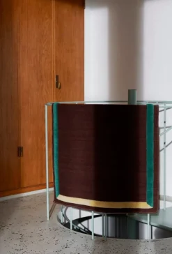 &Tradition Framed AP13 ullmatta, 90 x 140 cm, plommon