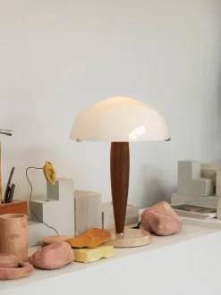 &Tradition Herman SHY3 bordslampa, opalglas - valnöt - marmor