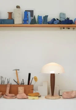 &Tradition Herman SHY3 bordslampa, opalglas - valnöt - marmor