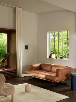 &Tradition Inland AV22 2-sitssoffa, svart - konjaksfärgat Noble-läder