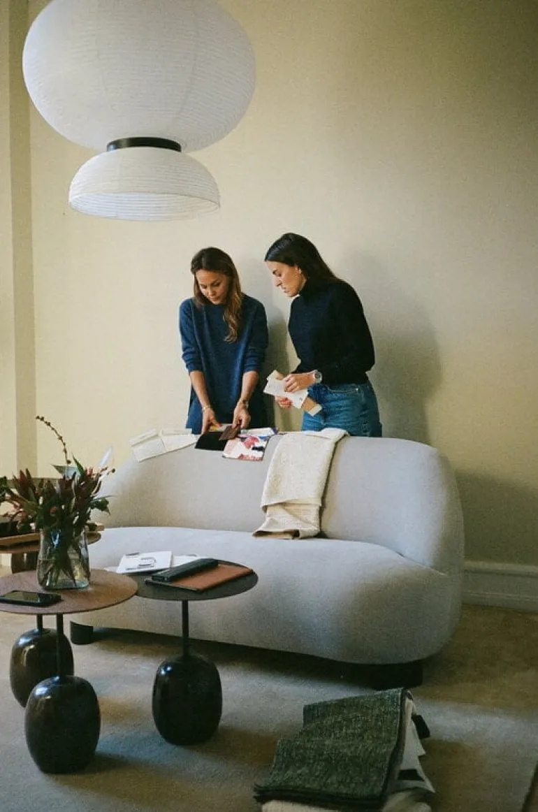 &Tradition Margas LC3 2-sits soffa, valnöt - Gentle 133