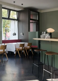 &Tradition Pavilion AV38 barstol, 79 cm, lackerad valnöt