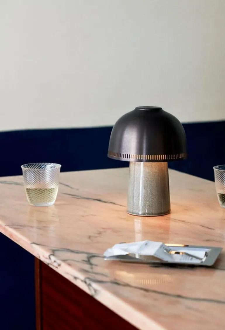 &Tradition Raku SH8 bärbar bordslampa, beigegrå - brons