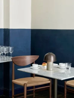 &Tradition Raku SH8 bärbar bordslampa, beigegrå - brons