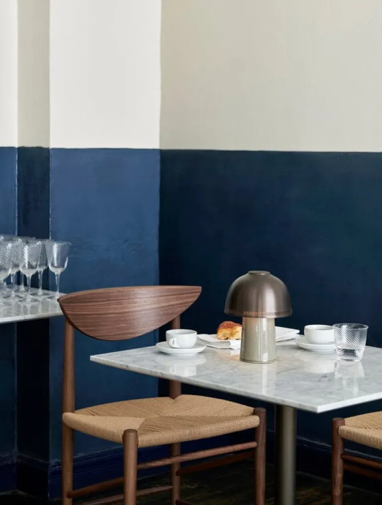 &Tradition Raku SH8 bärbar bordslampa, beigegrå - brons