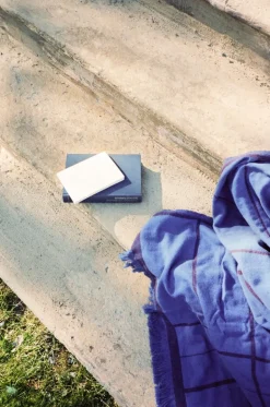 &Tradition Untitled AP10 filt, 150 x 200 cm, electric blue