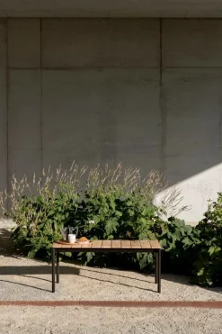 &Tradition Ville AV27 bänk, 110 x 40 cm, teak - varm svart