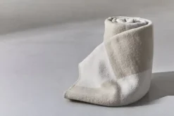 Anno Ala filt, 130 x 180 cm, vit - sandfärgad