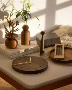 applicata Watch:Out väggklocka, rökt ek - mässing