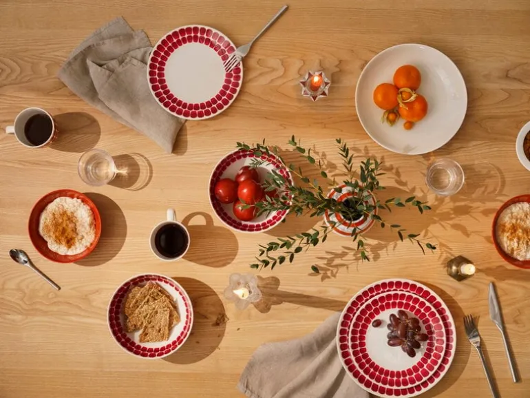 Arabia 24h Tuokio djup tallrik 18 cm, röd