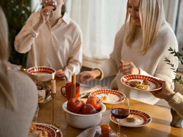 Arabia 24h Tuokio djup tallrik 18 cm, röd