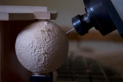 Architectmade Moon skulptur, 12 cm, lönn - valnöt