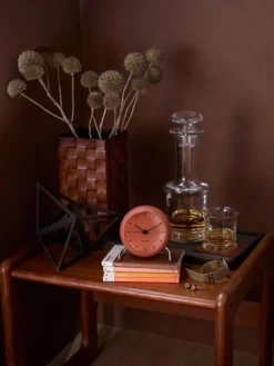 Arne Jacobsen AJ City Hall bordsklocka med larm, pale orange