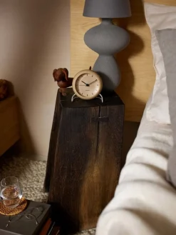 Arne Jacobsen AJ City Hall bordsklocka med larm, sandy beige