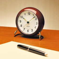 Arne Jacobsen AJ Station bordsklocka med alarm, bordeaux