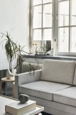 Artek 124 degrees spegel, medium, svart hylla