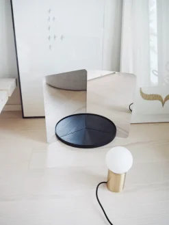 Artek 124 degrees spegel, medium, svart hylla