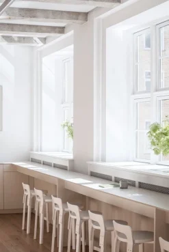 Artek Aalto barstol K65, vitt laminat