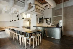 Artek Aalto barstol K65, vitt laminat