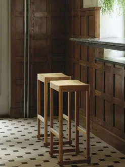 Artek Atelier barstol, 75 cm, lackerad ek