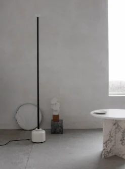 Astep Model 1095 golvlampa, 185 cm, svart - vit