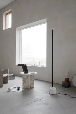 Astep Model 1095 golvlampa, 185 cm, svart - vit