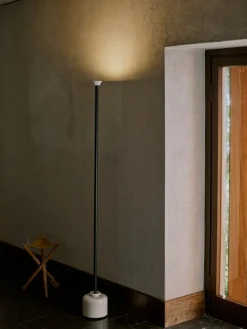 Astep Model 1095 golvlampa, 170 cm, svart - vit