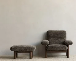 Audo Copenhagen Brasilia fotpall, mörkt betsad ek - Root fårskinn