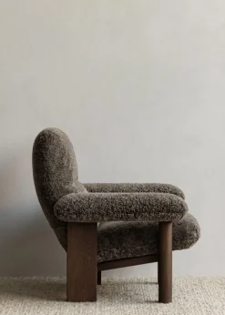 Audo Copenhagen Brasilia loungefåtölj, mörkfläckad ek - Root fårskinn