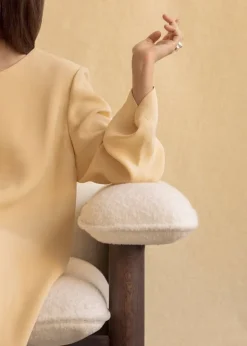 Audo Copenhagen Brasilia soffa, 2-sits, mörkbetsad ek - Baru vit 0200