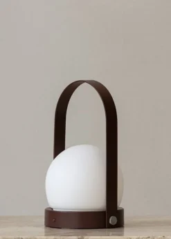 Audo Copenhagen Carrie bärbar bordlampa, utomhus, bränd röd