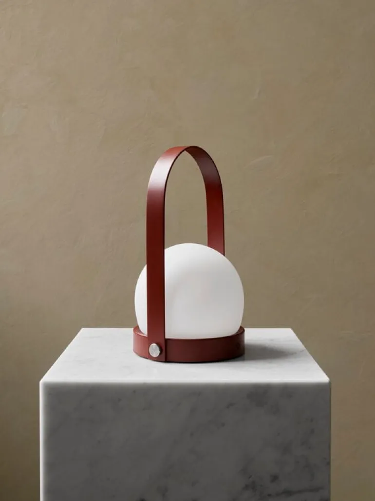 Audo Copenhagen Carrie bärbar bordlampa, utomhus, bränd röd