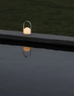 Audo Copenhagen Carrie bärbar bordlampa, utomhus, vit