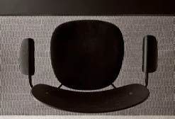 Audo Copenhagen Co stol med armstöd, svart ek - svart läder